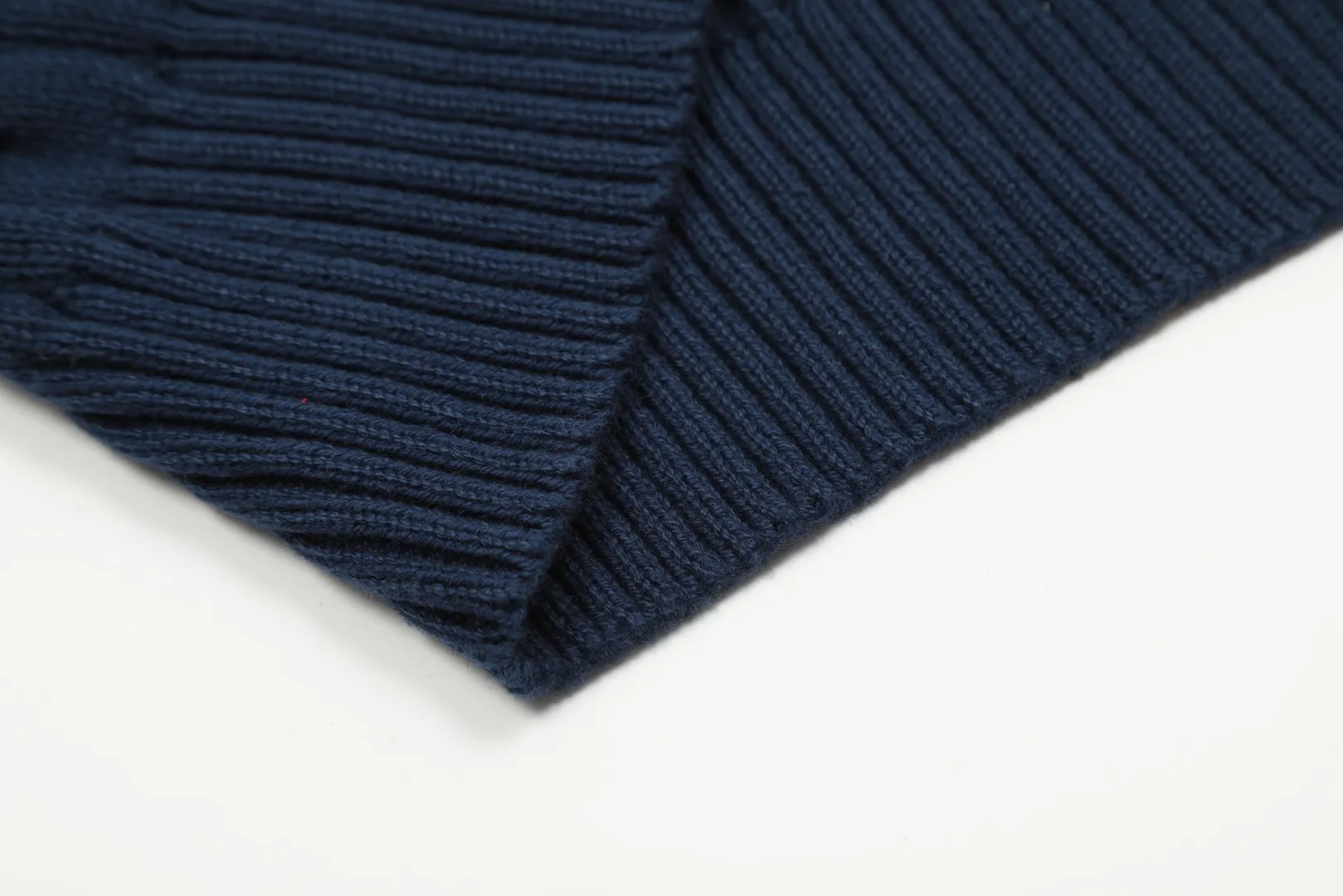 🅿️220 "Top quality" Style number: DS012# [Ralph Lauren round neck solid color pony embroidered logo twist knitted sweater] ✅Ralph Lauren classic basic versatile knitted pullover round neck sweater for men and women ✅Main supplier platform live broadcast Wholesale entity Replacement when out of stock No removal from shelves ✅ZP quality 1:1 version Scan the code to enter the GF website Counter quality ✅Detailed quality The only one in Guangzhou Imported quality cotton yarn, focusing on high-end, cost-effective, good quality needless to say ✅The version is restored to the original order, the maximum size can be worn up to 190 pounds, loose, comfortable and stress-free ✅The upper body is simple and easy to match, ootd must-have style, good-looking clothes are never picky, a must-have in couples' wardrobes, recommended. Size: S-XL Color: Black, off-white, gray, navy, khaki, pink, coffee, red
